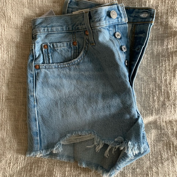LEVIS High Rise 501 Short. Size 27. - Picture 4 of 4